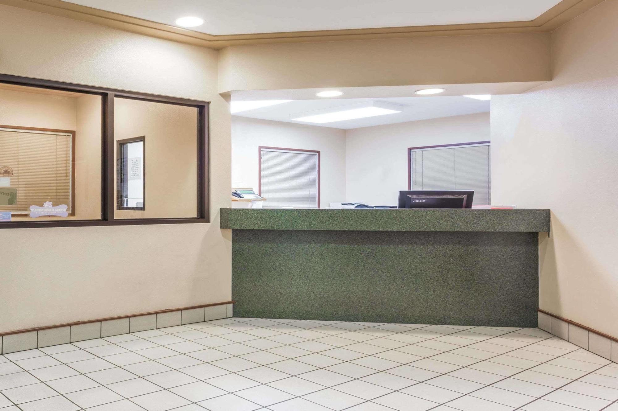 Super 8 By Wyndham Moose Jaw Sk Hotel Kültér fotó